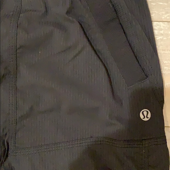 Lululemon size 4 crop draw string - Picture 2 of 3